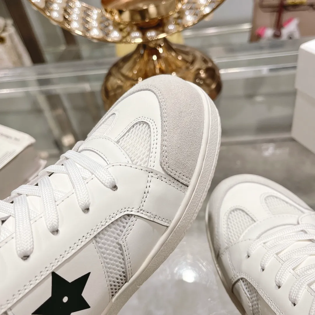 👟👟Ex-factory price 560👟👟Dior2024 new white shoes, Dior Dior Star women's sports shoes, very light summer white shoes. The upper is carefully made of imported suede, decorated with tonal suede panels, metal stars decorate the lace eyelets, and breathable mesh inside. The upper is punched and designed not to stuffy the feet. It is equipped with Christian Dior logo and thin soles. The thick sole is suitable for all seasons! Size: 35-41 (40 and 41 are customized and cannot be returned or exchanged)